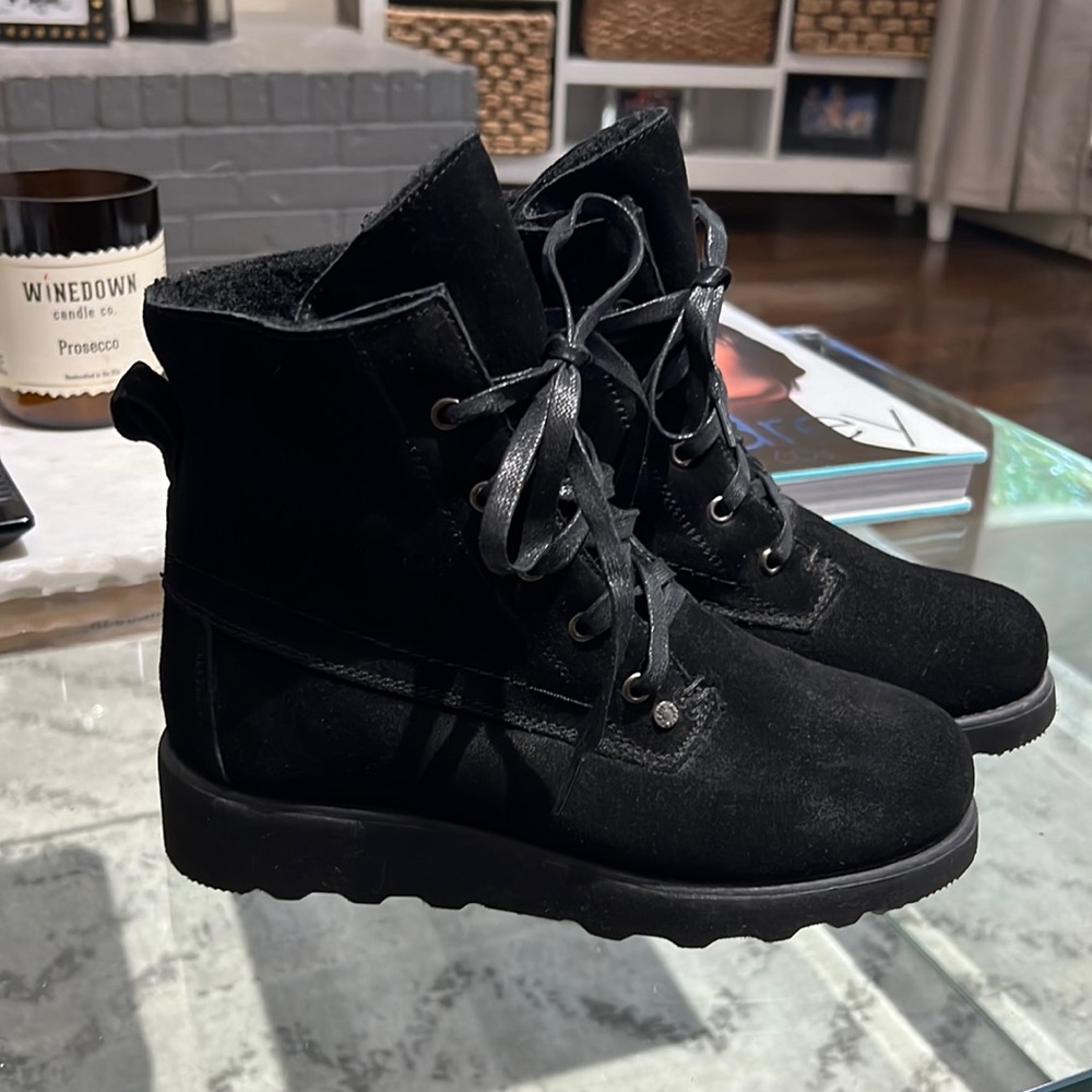 NWOT Never Worn Girls Bearpaw Boots